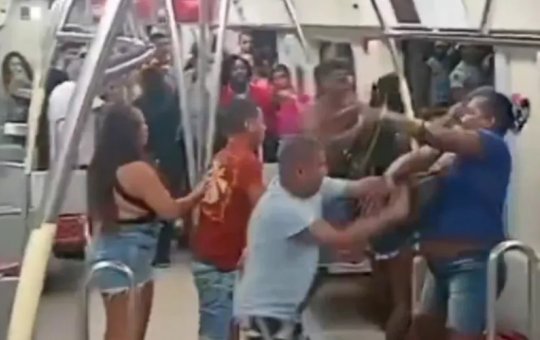 Foliões brigam dentro de metrô após primeiro dia de Carnaval