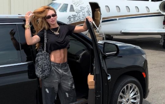 Virgínia afirma que 'aprendeu' a lidar com as críticas dos internautas após "anos na internet"