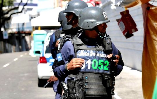 Homem é detido após reagir à abordagem e tentar tomar arma de um guarda municipal no carnaval