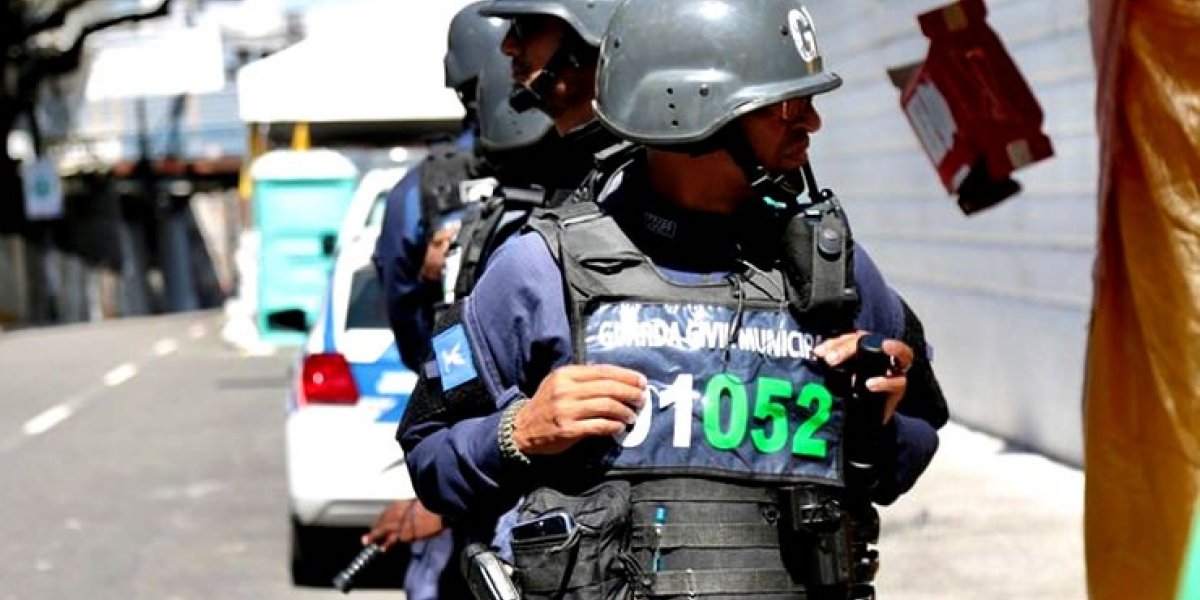 Homem é detido após reagir à abordagem e tentar tomar arma de um guarda municipal no carnaval