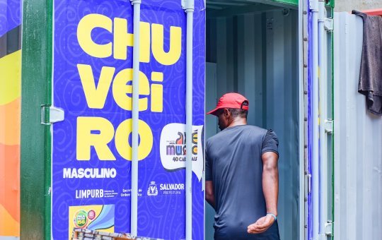 Catadores de recicláveis e ambulantes têm acesso a chuveiros públicos instalados no Carnaval