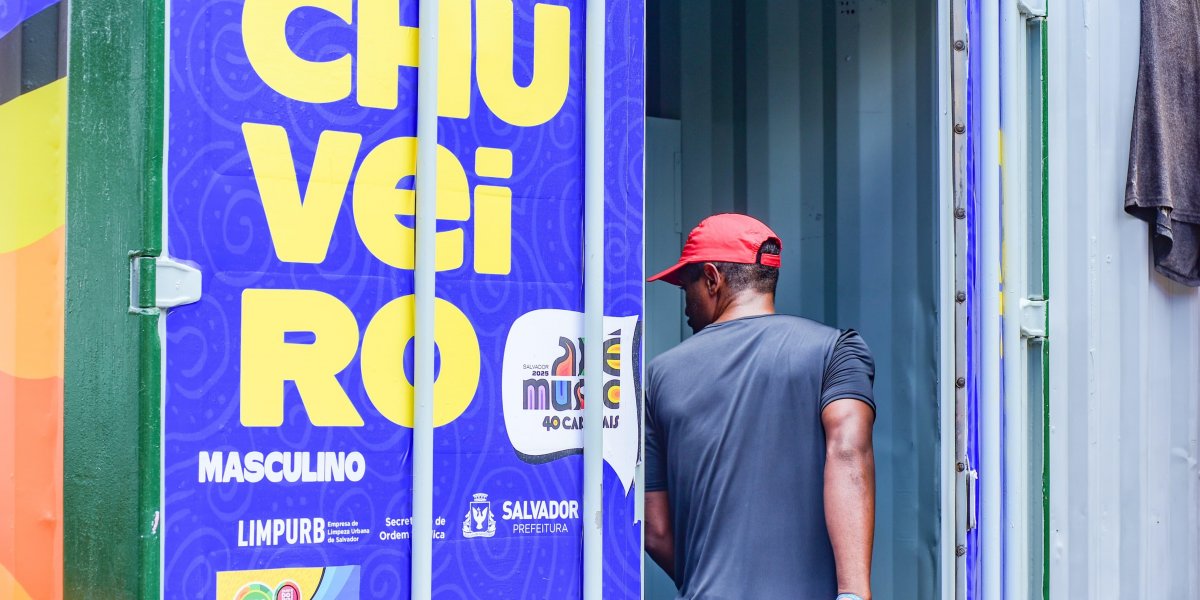 Catadores de recicláveis e ambulantes têm acesso a chuveiros públicos instalados no Carnaval