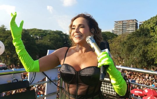 Daniela Mercury incentiva torcida pelo Brasil no Oscar 2025 e manda indireta sobre golpe de estado