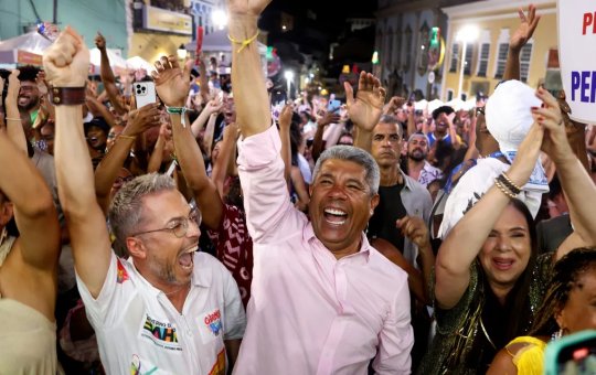 Jerônimo celebra vitória de Ainda Estou Aqui no Oscar em pleno Carnaval no Pelourinho