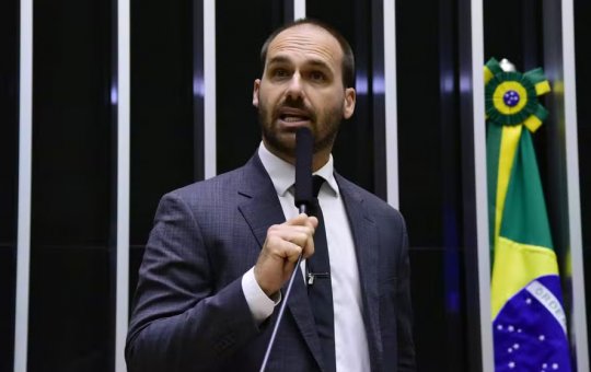 PL pressiona por comando de comissão para Eduardo Bolsonaro após pedido de retenção de passaporte