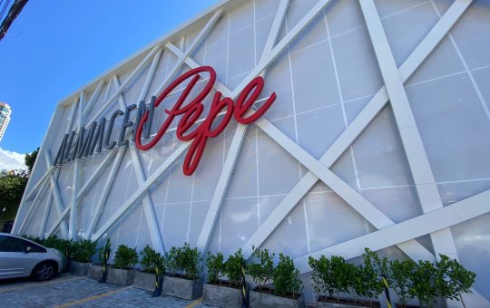 Carro invade delicatessen no Horto Florestal e destrói parede e porta de vidro do estabelecimento