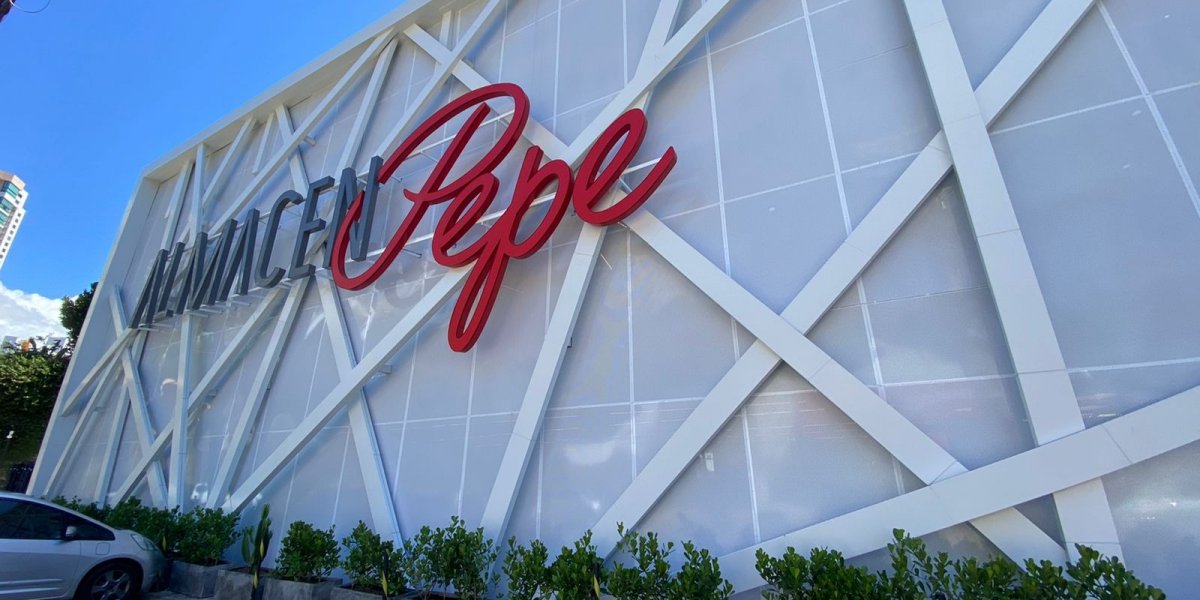 Carro invade delicatessen no Horto Florestal e destrói parede e porta de vidro do estabelecimento