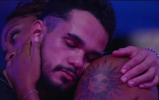 BBB 25: Thamires e João Gabriel trocam beijos após festa do líder