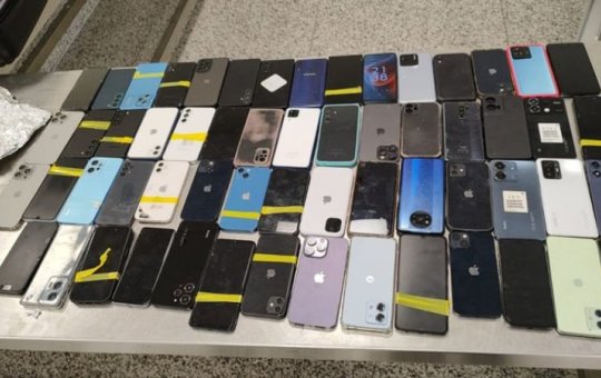 Mais de 100 celulares suspeitos de roubo são apreendidos com pai e filho no aeroporto