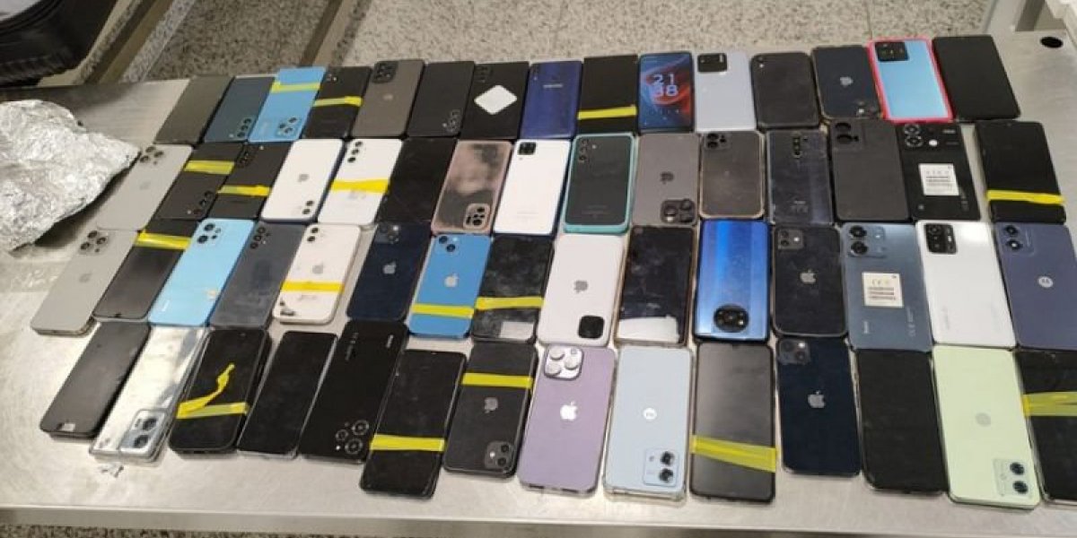 Mais de 100 celulares suspeitos de roubo são apreendidos com pai e filho no aeroporto