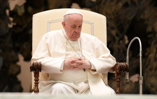 Estado de saúde do papa Francisco segue estável e ele inicia fisioterapia