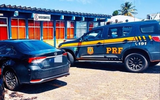 Homem é preso com carro roubado na BR-324 em Simões Filho