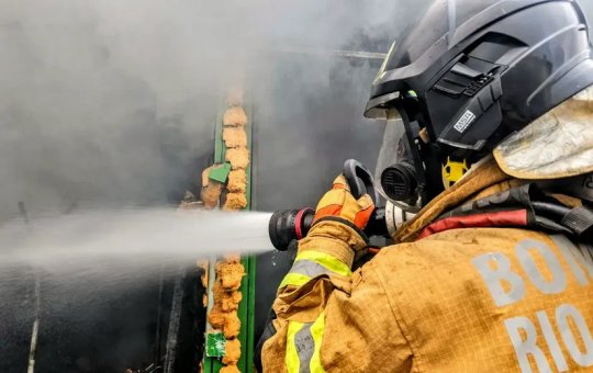 Incêndio de grandes proporções atinge galpão na região central do Rio