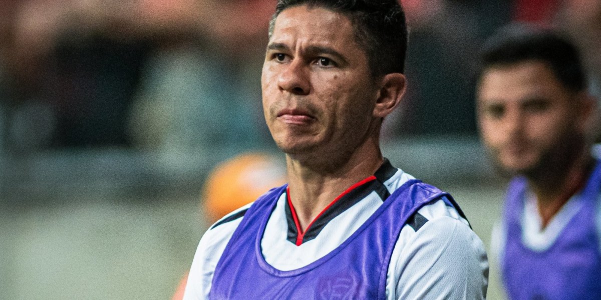 Osvaldo chega aos 100 jogos pelo Vitória neste sábado (8)