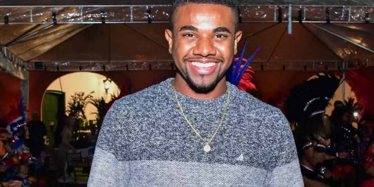 Davi Britto distribui flores para mulheres em restaurante neste sábado (8)