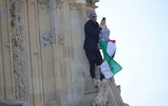Homem escala Big Ben com bandeira da Palestina