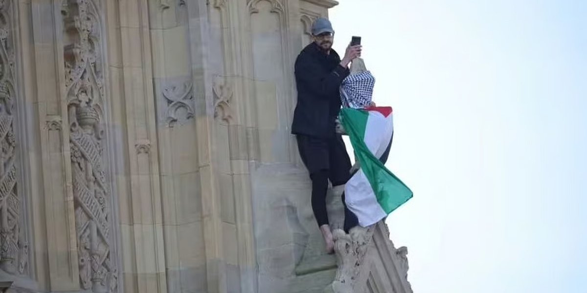 Homem escala Big Ben com bandeira da Palestina