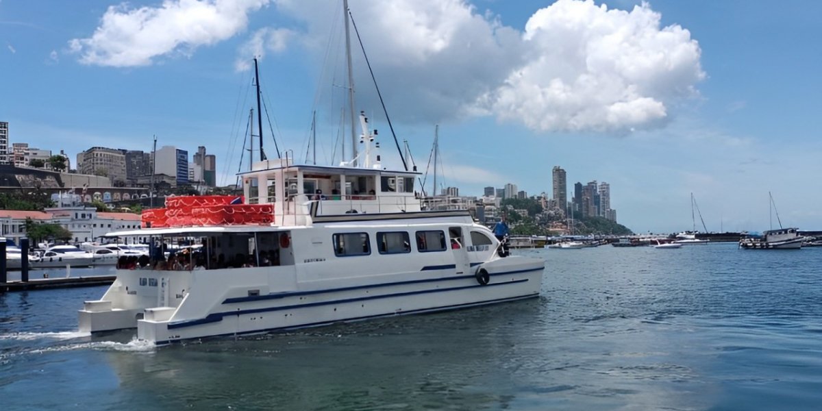 Homem cai no mar durante travessia Salvador-Mar Grande