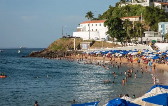 Tiros causam pânico entre banhistas no Porto da Barra no domingo (09)