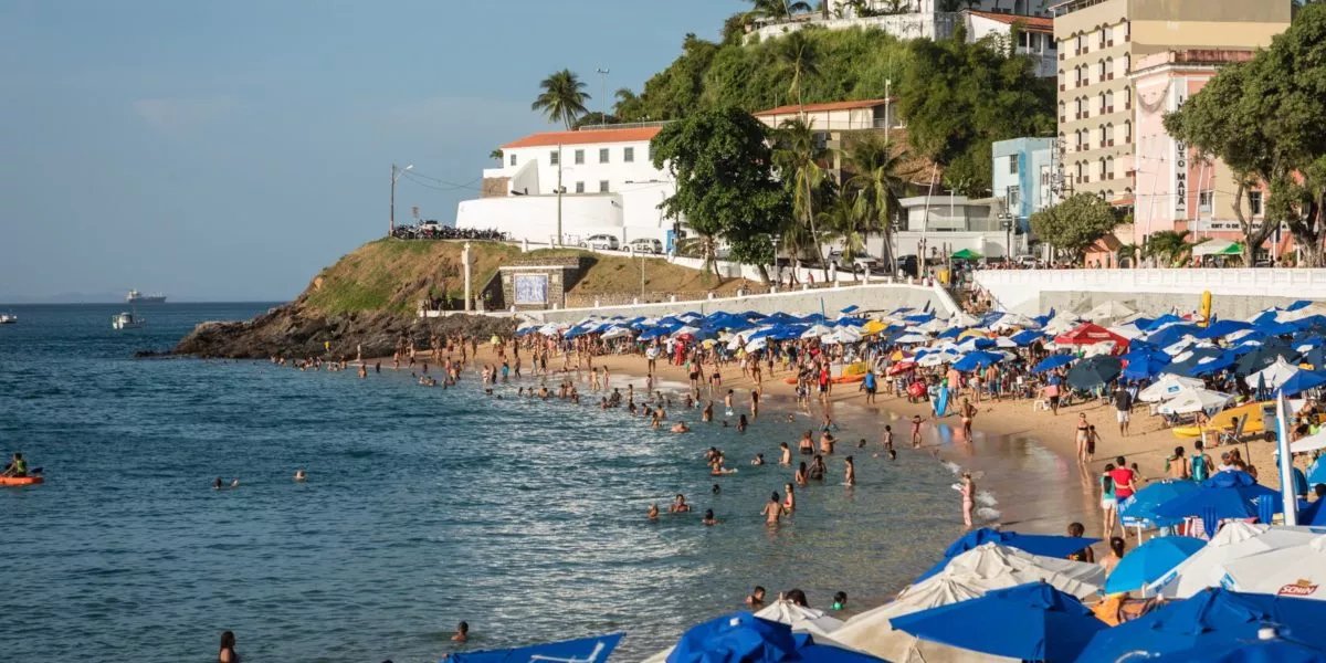 Tiros causam pânico entre banhistas no Porto da Barra no domingo (09)