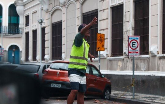 PL quer criminalizar cobrança indevida de flanelinhas em vias públicas