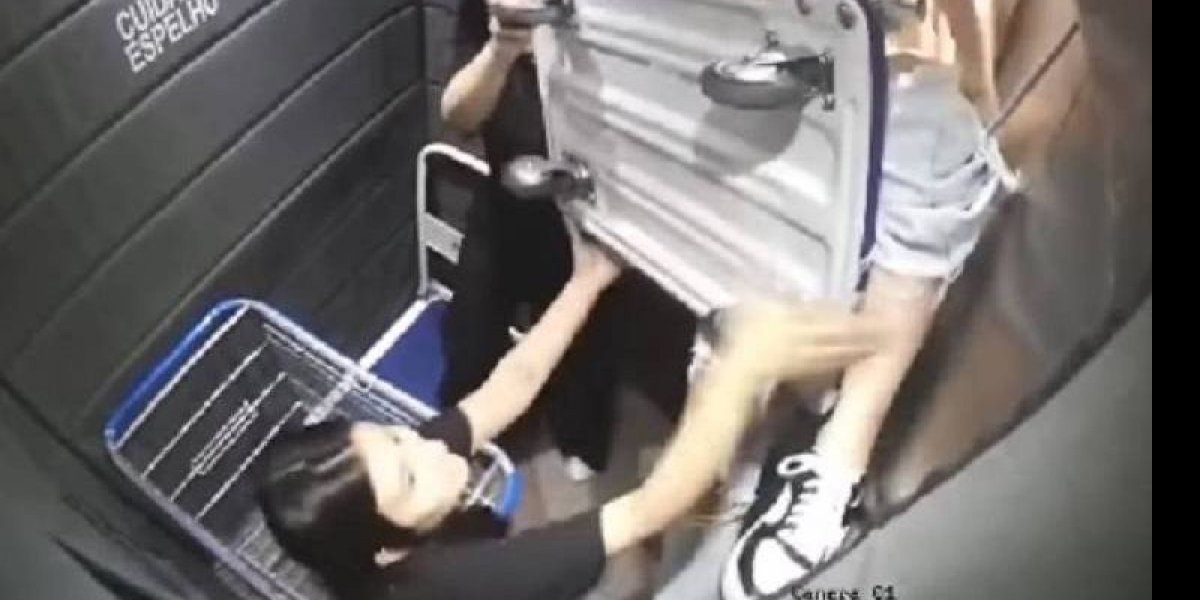 Menina fica presa em elevador e é resgatada por amigas