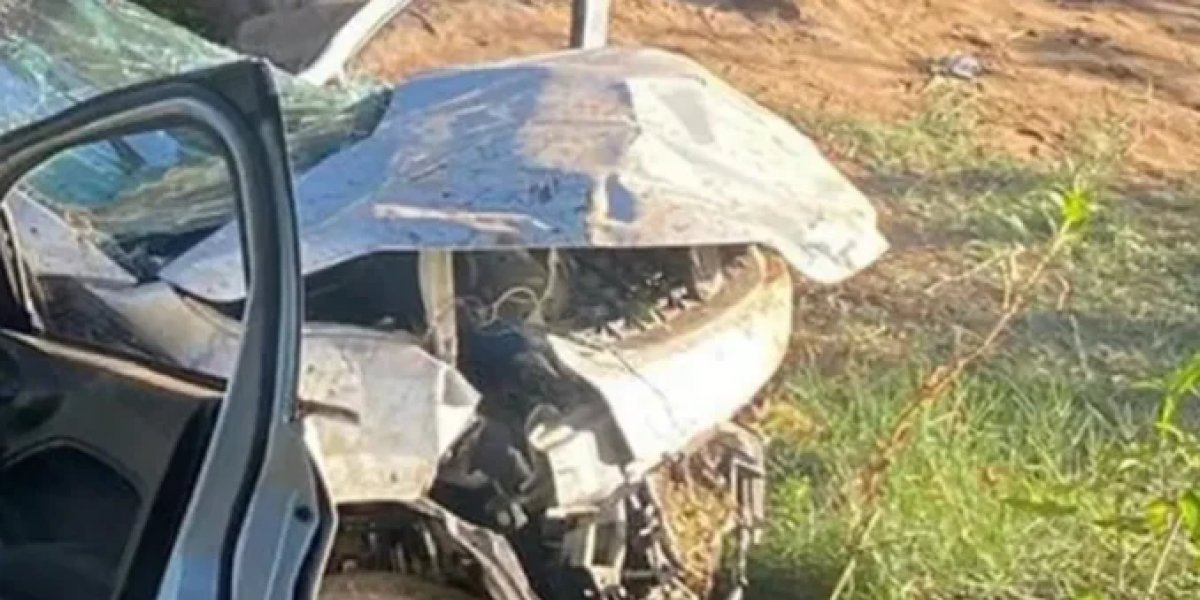 Carro despenca de ponte e deixa três pessoas mortas na Bahia