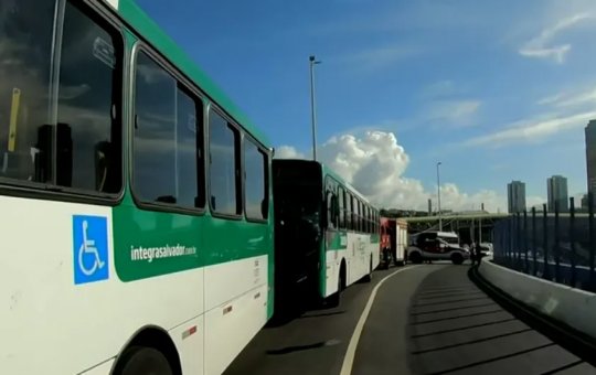 Motociclista bloqueia viaduto com pneus e interdita região do Iguatemi