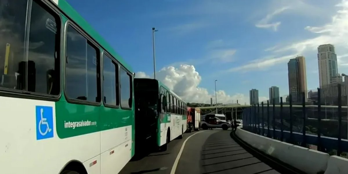 Motociclista bloqueia viaduto com pneus e interdita região do Iguatemi
