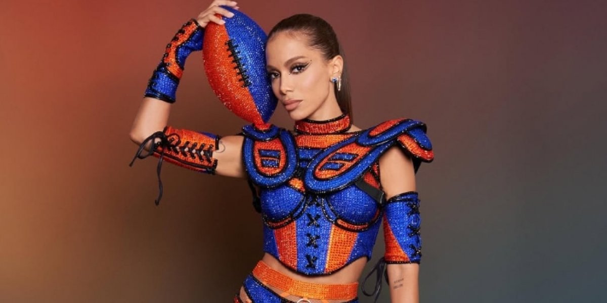 Anitta é rodeada por paparazzis enquanto autografa camisa de fã nos EUA