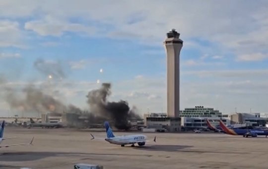 Avião pega fogo com passageiros dentro nesta quinta-feira (13)