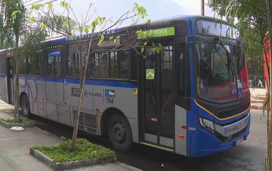 Ônibus com 70 passageiros é sequestrado no Rio de Janeiro; suspeito é preso