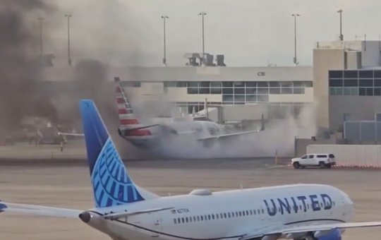  Avião da American Airlines pega fogo no aeroporto de Denver, nos Estados Unidos