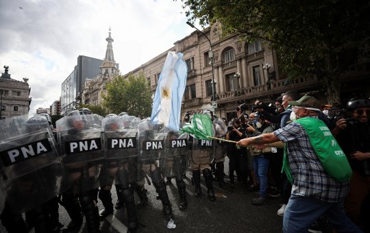 Protestos na Argentina contra Milei têm confrontos violentos; aposentados exigem reajuste de benefícios