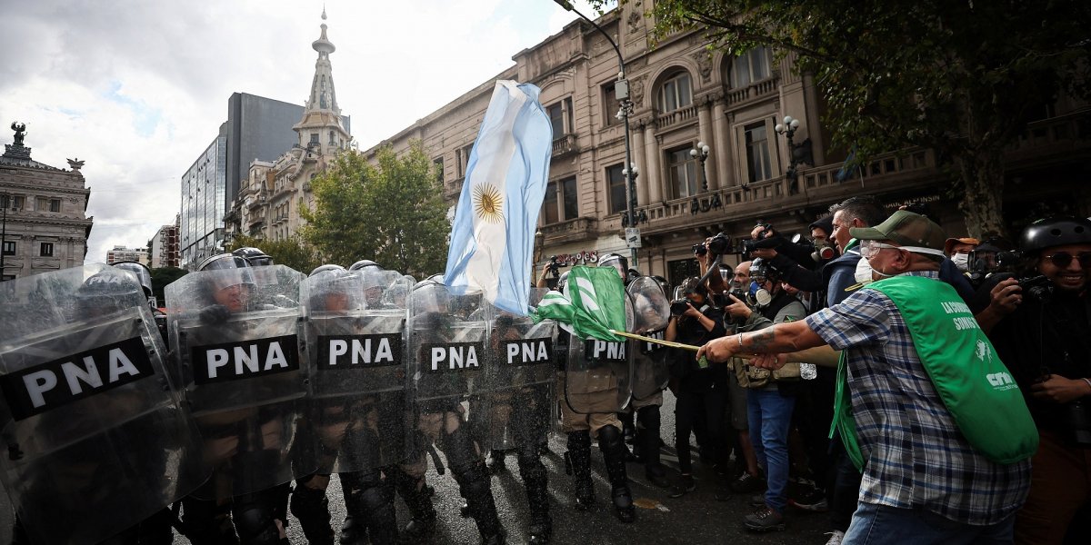 Protestos na Argentina contra Milei têm confrontos violentos; aposentados exigem reajuste de benefícios