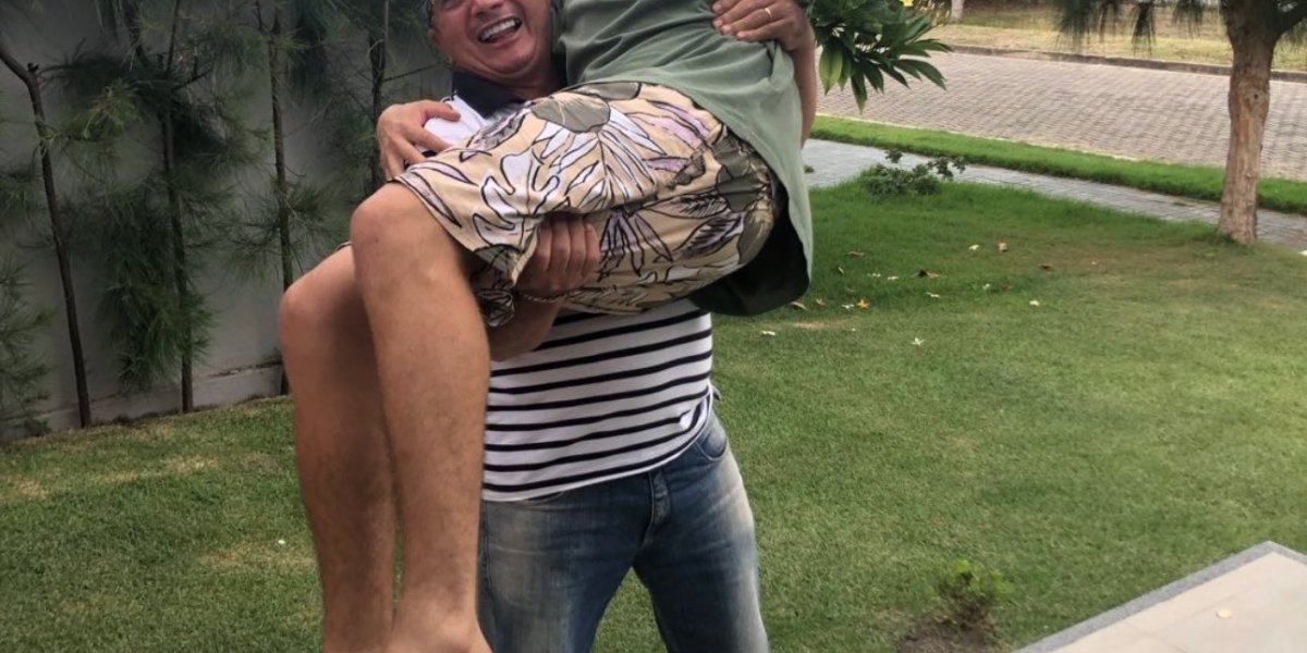 Pai de Whindersson Nunes faz postagem emocionante ao lado de comediante