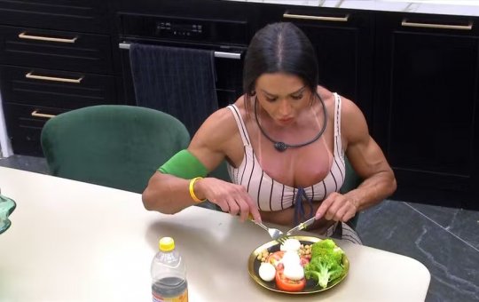 BBB25: Gracyanne Barbosa se emociona ao recordar dificuldades do passado e pede desculpas: ‘Pegava comida no lixo’