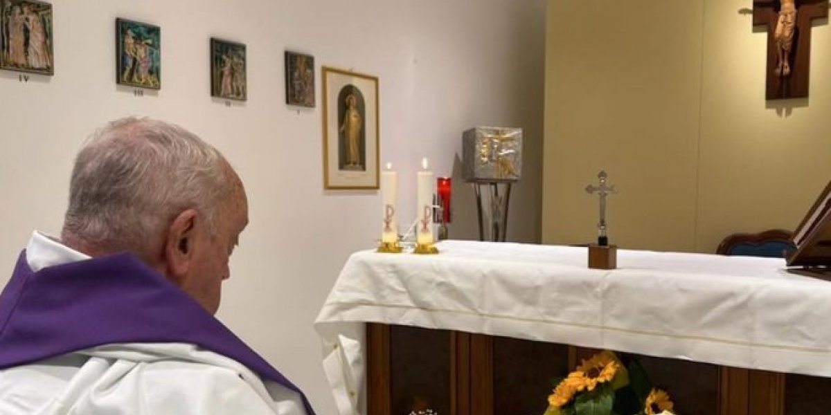 Vaticano divulga primeira imagem oficial do Papa Francisco após internação