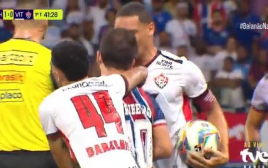 BA-VI: Expulsão? Everton Ribeiro dá cabeçada em rival; veja