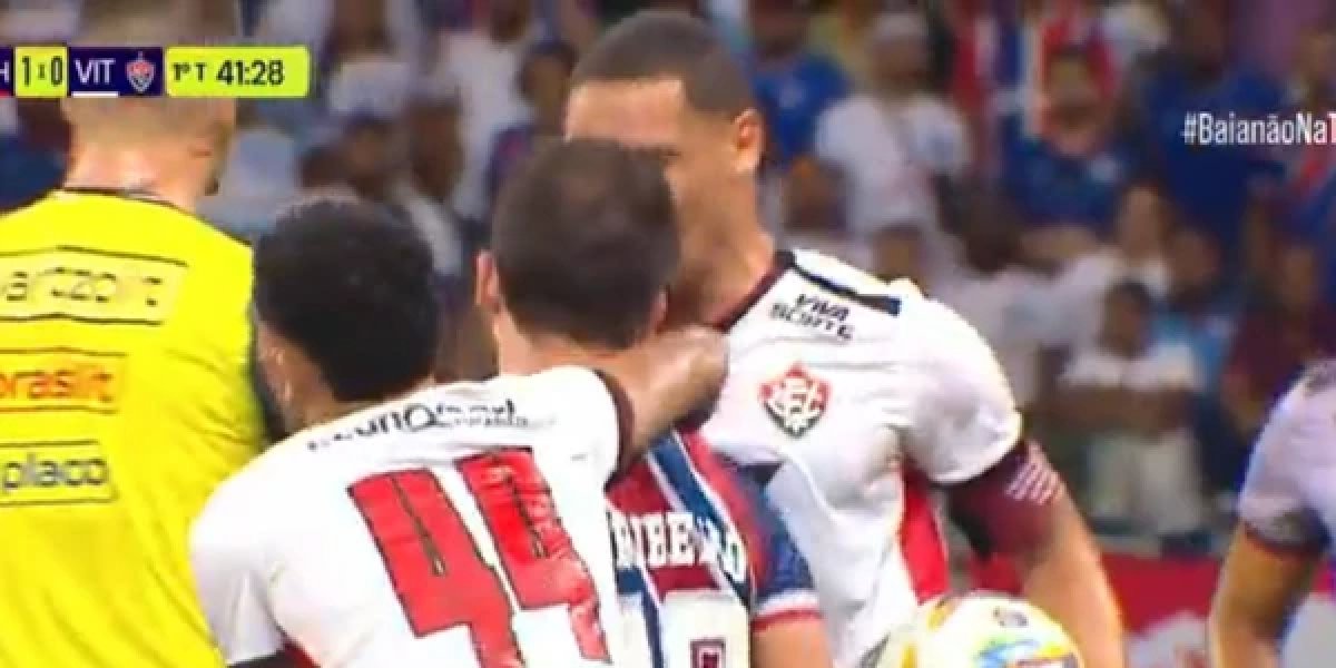 BA-VI: Expulsão? Everton Ribeiro dá cabeçada em rival; veja