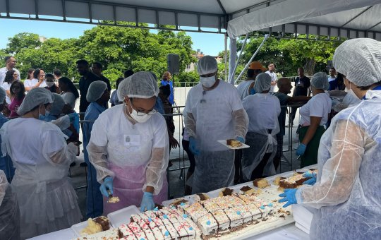 Martagão Gesteira celebra 60 anos com bolo de 60 metros
