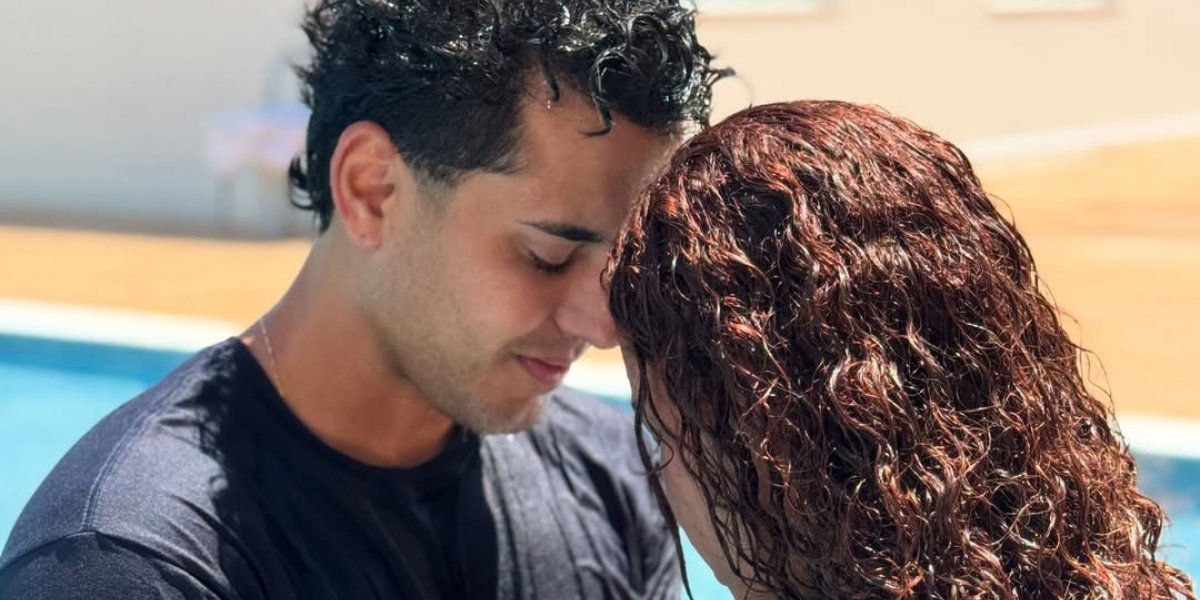Kevi Jonny e Sthe Mattos se batizam em piscina no Alphaville