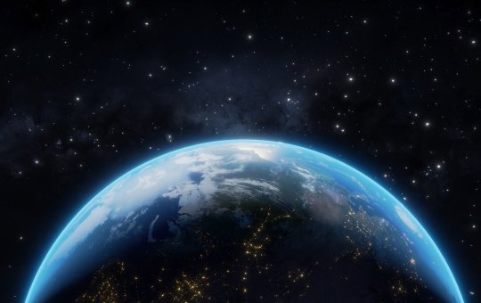 Astronautas que estavam presos no espaço são resgatados e retornam à Terra