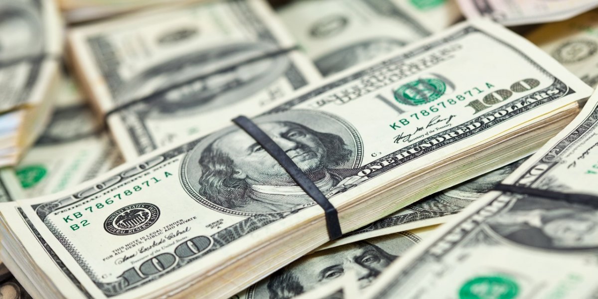 Dólar sofre queda e bate menor valor dos últimos cinco meses