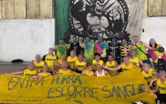 Alunos de medicina posam com faixa que faz apologia ao estupro