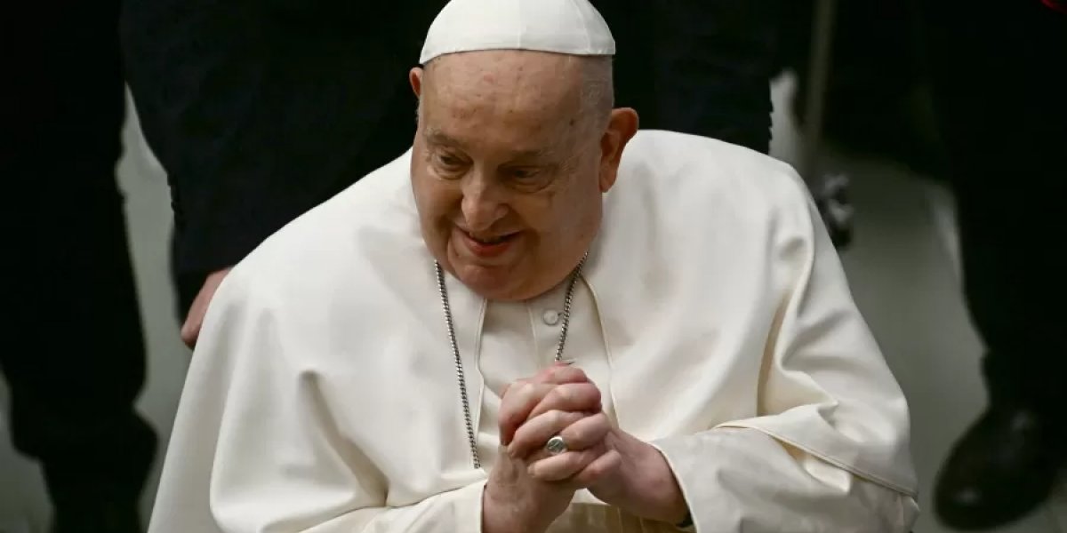 Vaticano divulga que Papa Francisco não usa mais ventilação mecânica