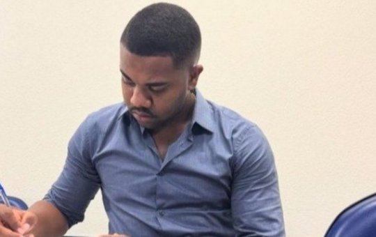 Davi Brito se empolga com aula de filosofia e revela ser fã de Sócrates