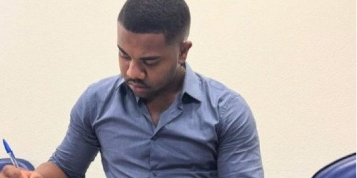 Davi Brito se empolga com aula de filosofia e revela ser fã de Sócrates