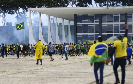 PF prende homem suspeito de furtar réplica da Constituição no 8/1