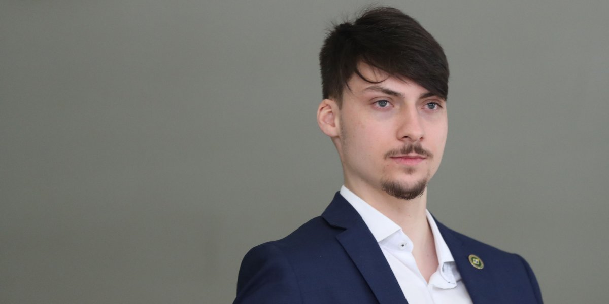 Renan Bolsonaro se emociona ao defender seu irmão nos EUA